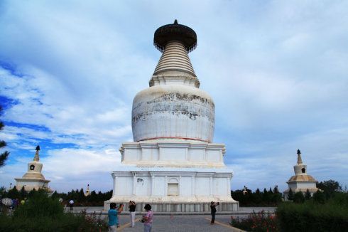 - Abu Jicuo [5]: Một hồ nước thiêng nằm ở độ cao khoảng 4200m, được mệnh danh là "nơi trong lành nhất Shangri-La", tựa như một viên ngọc quý giữa vòng tay của ba đỉnh núi tuyết