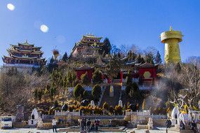 Công viên này tọa lạc tại trung tâm Cổ trấn Dukezong và là nơi có Đại bảo tháp lớn nhất thế giới có thể xoay được – Bảo tháp Shangri-la, hay còn có tên gọi là Bạch Tháp (Shangri-la Inner Harmony Stupa of Pagoda)
